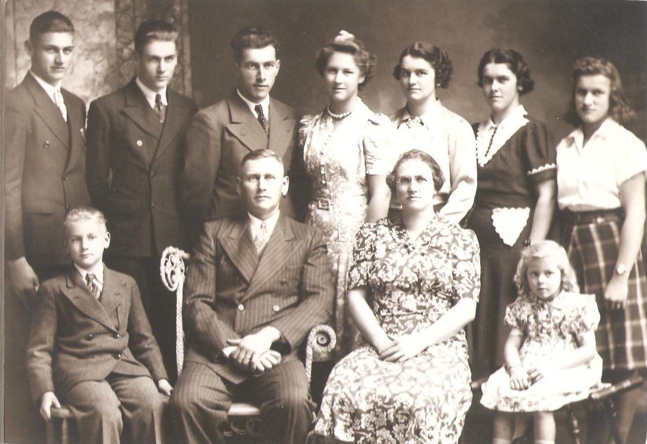 Bert Jager, Tjabiena en familie on 22 Jun 2012.
Back Row -- George, James, John, Ada, Nellie, Anna, Fannie
Front Row -- Peter, Bert, Tjabiena, Beatrice.